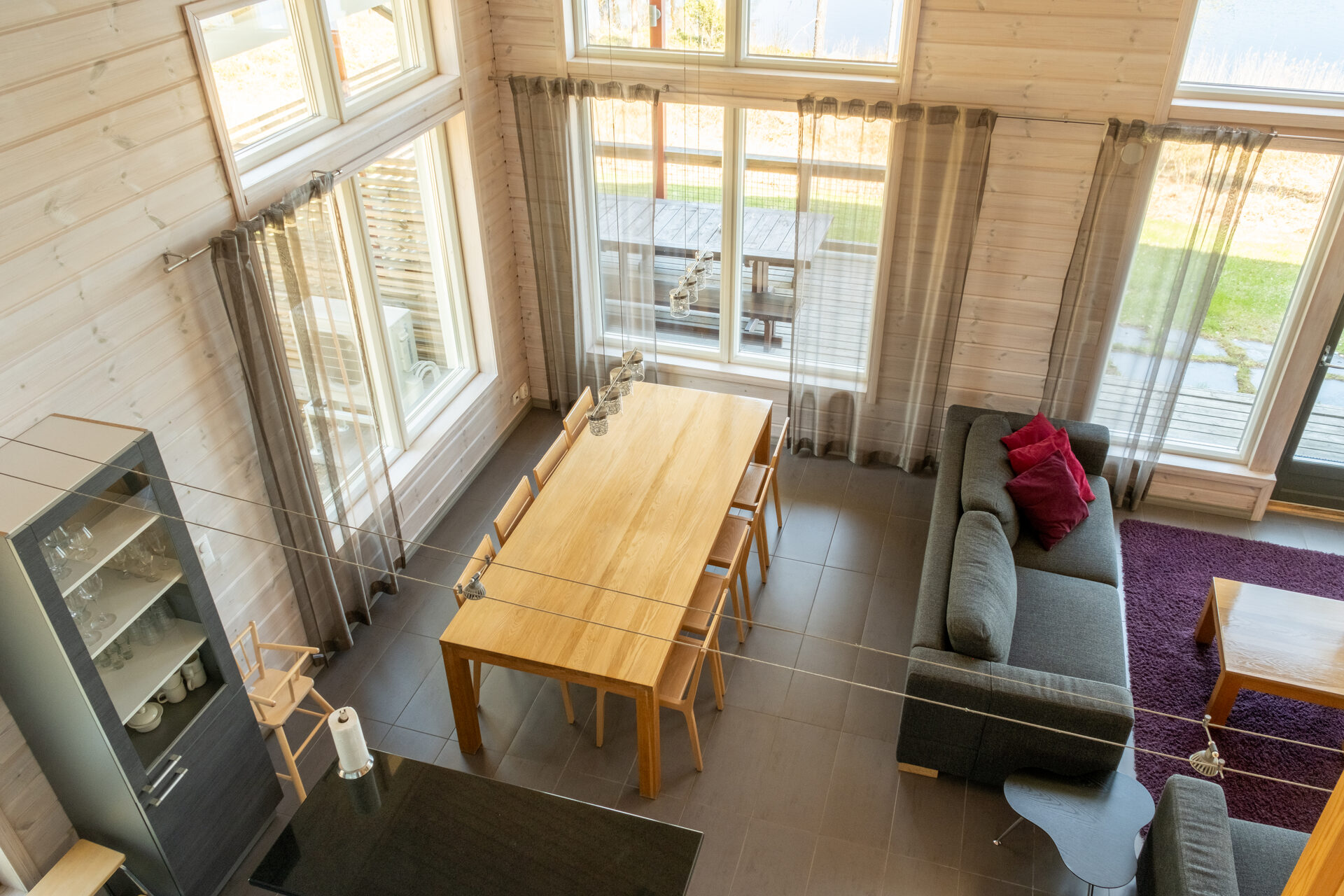 Loma Oravi dining area
